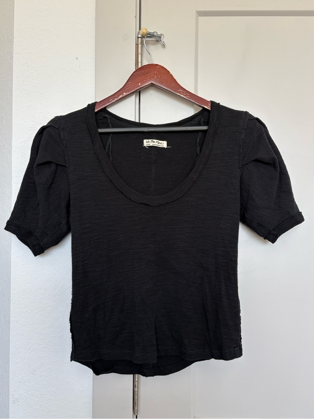WE THE FREE BLACK SCOOP NECK PUFF SLEEVE SHORT SLEEVE TOP WOMENS MEDIUM